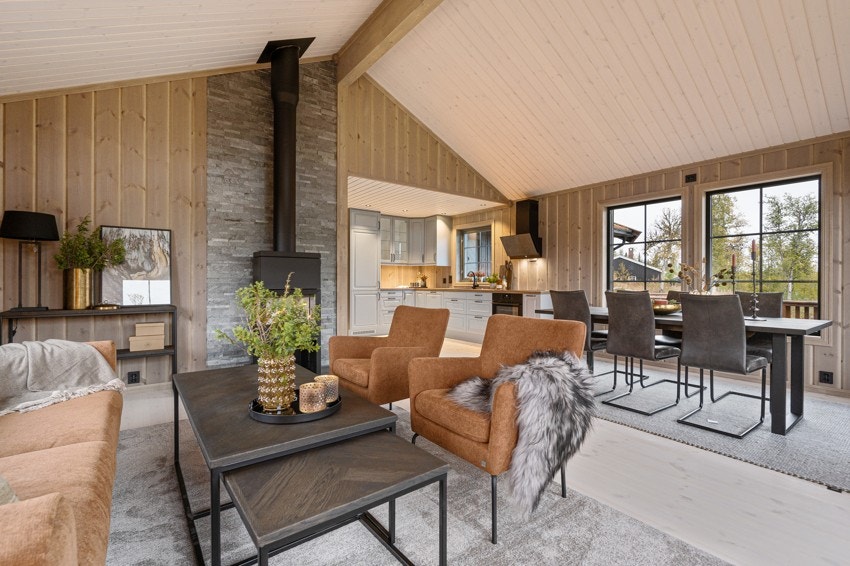 Innvendig i hytte blir det elementpeis fra Jøtul, og brannmur bak blir belagt med skifer Galleribilde