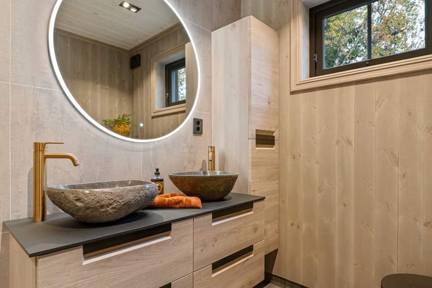 Bildet er fra bad på hytte som er oppført tidligere, servanter, skap etc. kan velges ved tilvalg Galleribilde