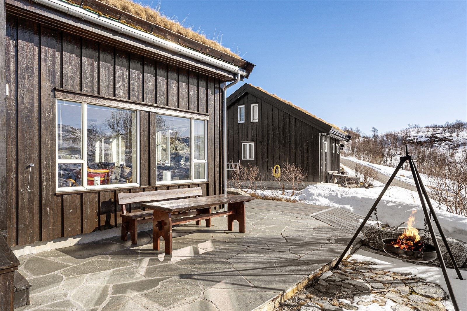 Meget flott bvruddskiferterrasse ved inngangspartiet og rundt på sørsiden. Galleribilde