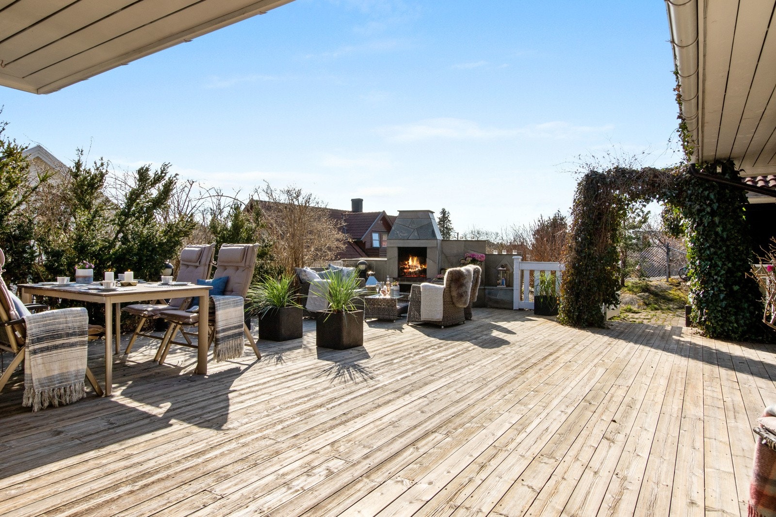 Stor terrasse med peis utenfor stuen. Galleribilde