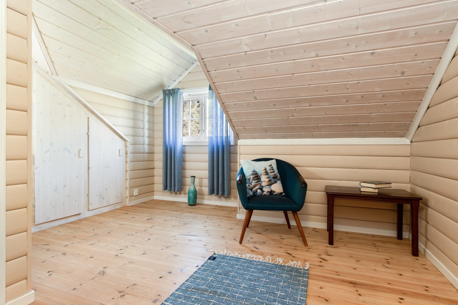 Rommene oppe er innredet med integrerte skap i kneveggen, og på det siste soverommet står det et hvitt garderobeskap. Galleribilde