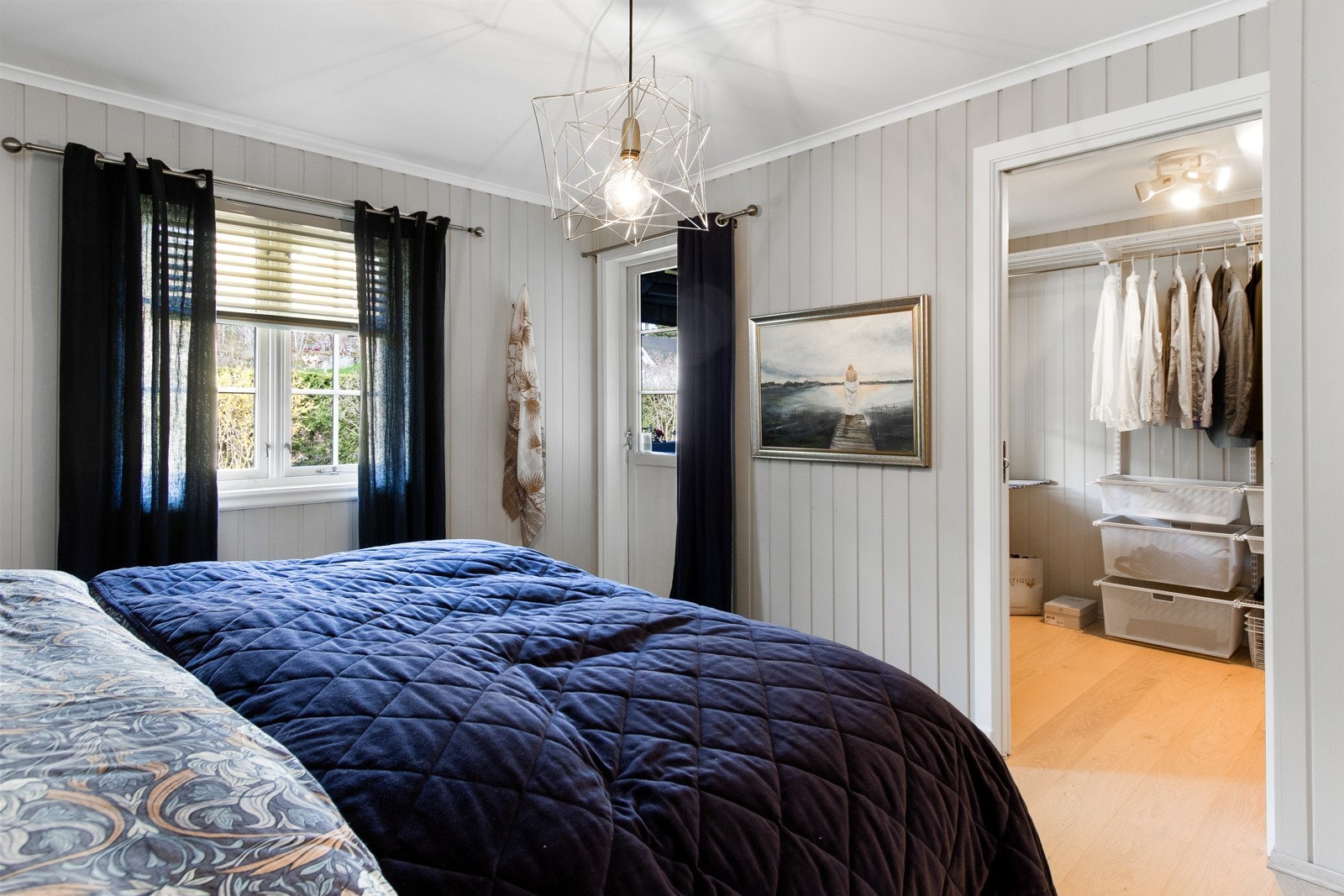 Hovedsoverommet har god plass til dobbeltseng med tilhørende nattbord, og rommet har både en egen bod og et walk-in closet. Galleribilde