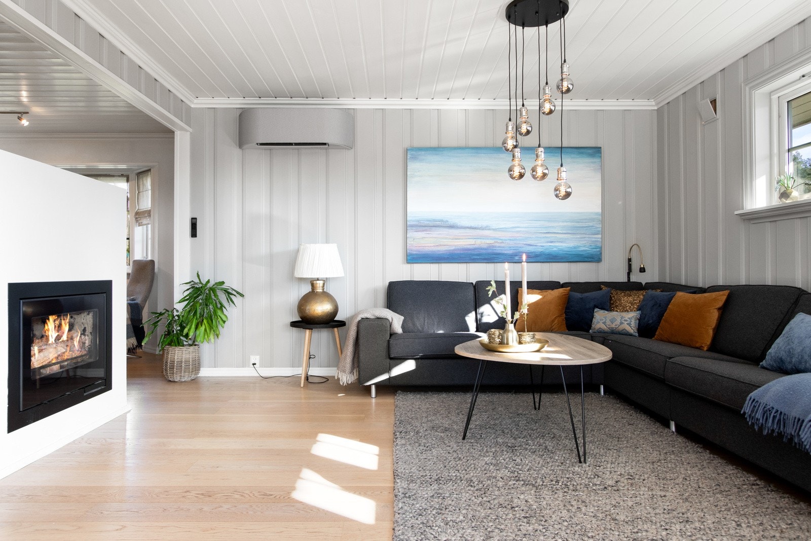 Atmosfæren er lun, med både gjennomgående peis og nyere varmepumpe. Galleribilde