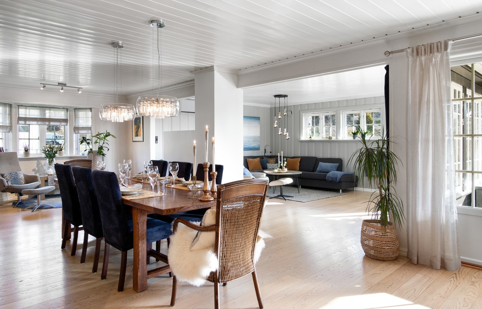 Stuen er et stort og meget pent oppholdsrom for hele familien, med god møbleringsfrihet og fine lysforhold via vinduer i tre himmelretninger. Galleribilde