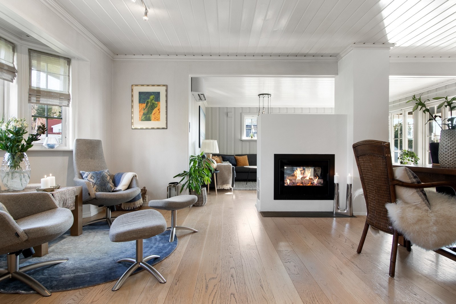 1-stavs parkett, vegger kledd med elegant tapet, hvitmalte flater og panel malt i lysegrått. Galleribilde