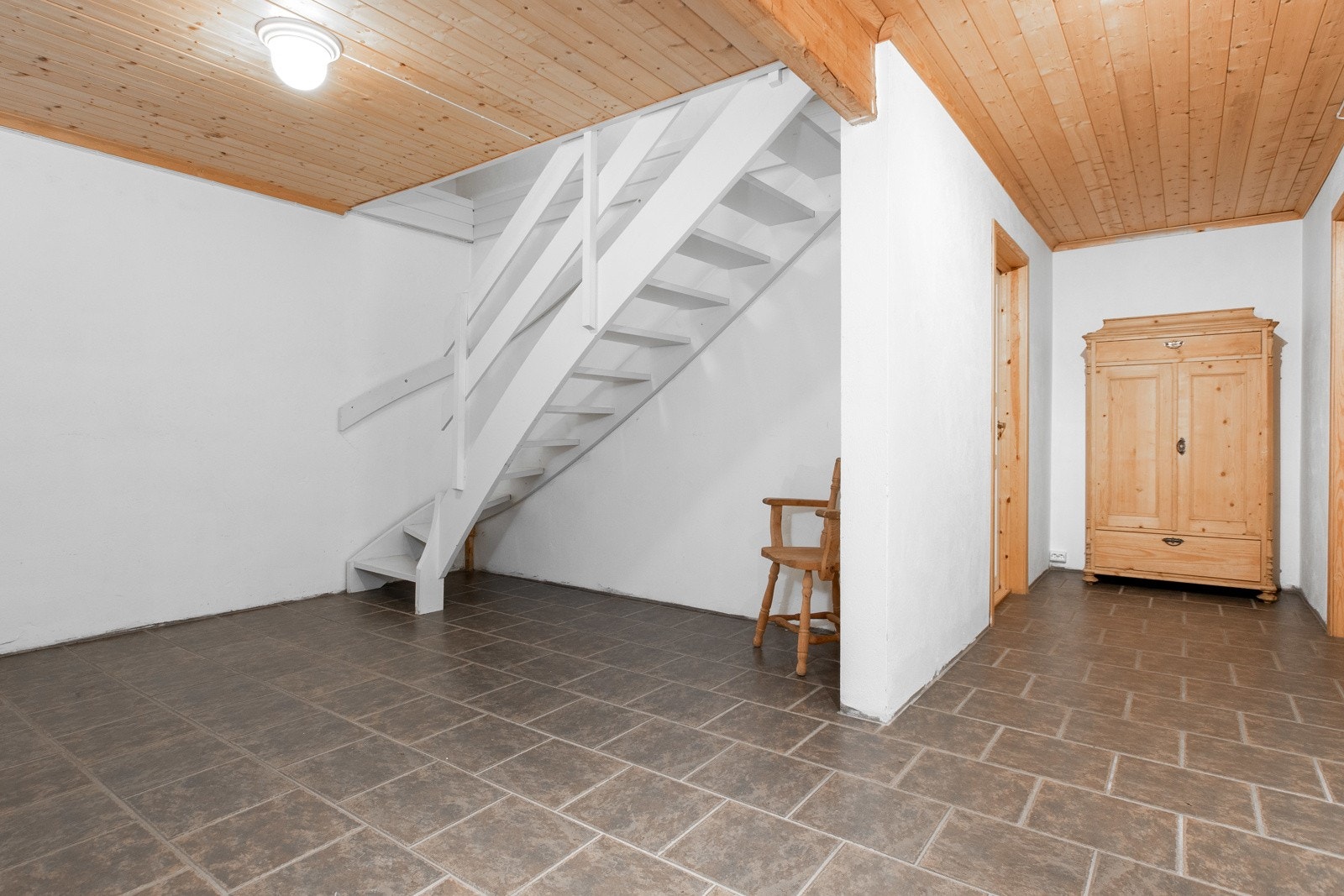 Boligen har for øvrig rikelig med ekstra lagringsplass på loftet, i garasjen, i fire kjellerboder og i enda en bod i første etasje. Galleribilde