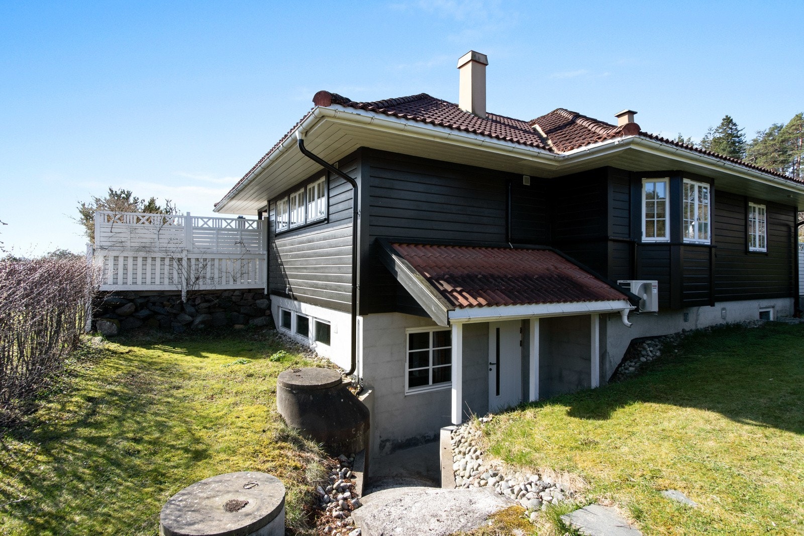 Kjelleretasjen har egen adkomst fra nordsiden av huset. Galleribilde