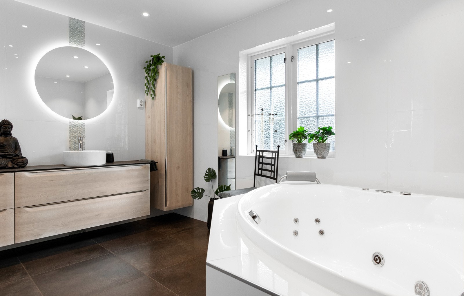 På badet er det både en dusjnisje med lekre mosaikkfliser og et boblebadekar i hjørnet. Galleribilde