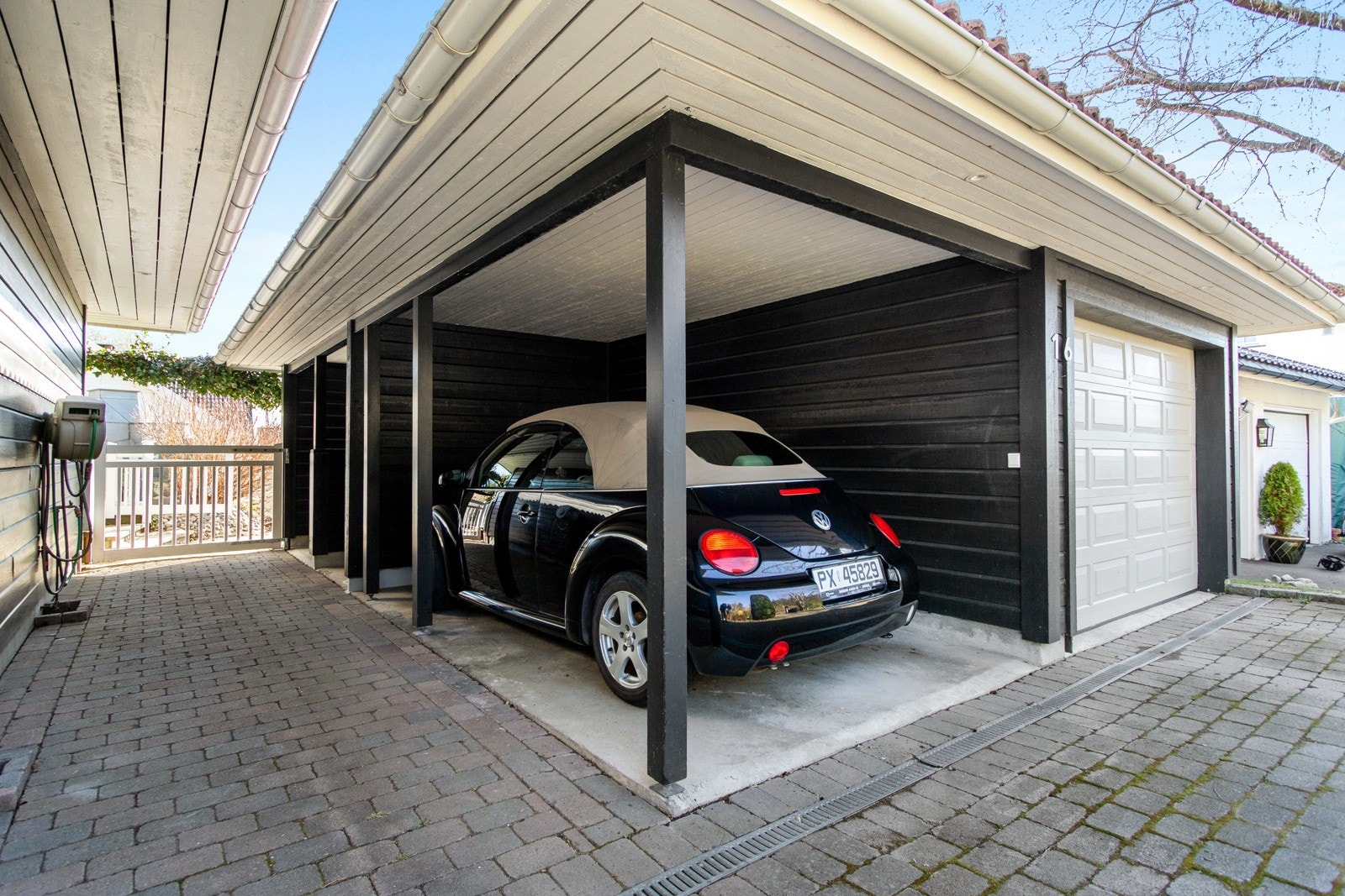 Det er parkering i en garasje og carport med bod, snekkerbod og et samlet areal på ca. 27 kvm. Galleribilde