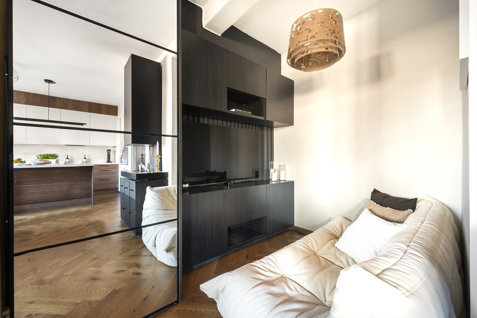 Leiligheten er totalrenovert i en periode fra 2022-2023, der leiligheten bla. fikk nye overflater og innredninger, samt nytt kjøkken og bad. Galleribilde