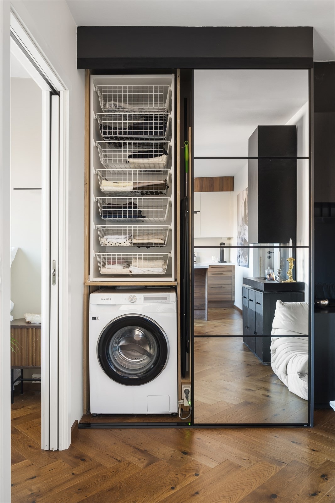 Ved soverommet er det en stor skyvedørsgarderobe, hvor det også er opplegg for vaskemaskin. Galleribilde