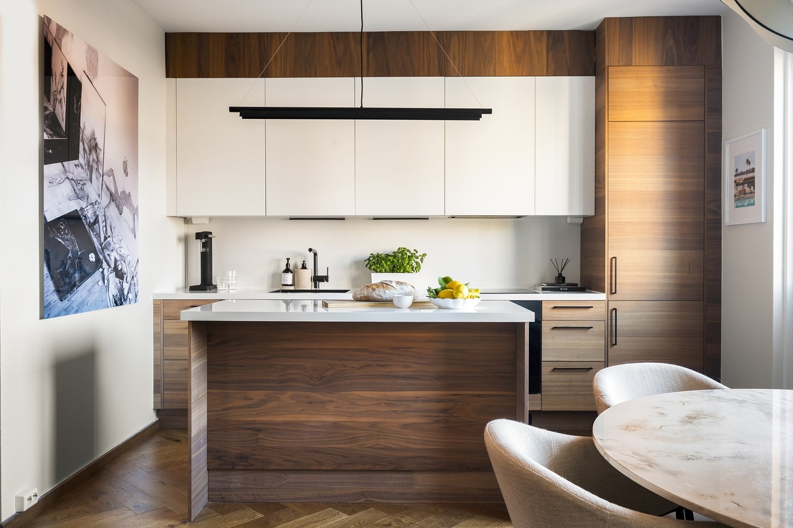 Kjøkkenet er påkostet med eksklusive materialvalg og har rikelig med oppbevaring og benkeplass. Galleribilde