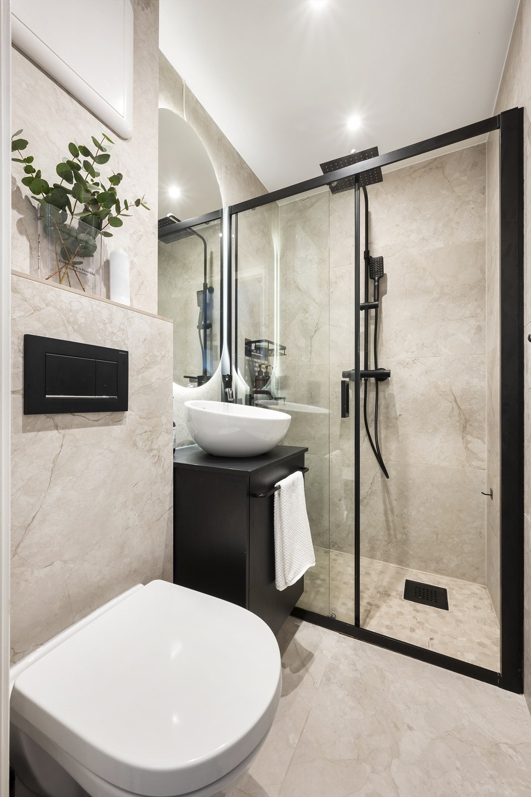 Lekkert, flislagt bad med varmekabler i gulv. Galleribilde