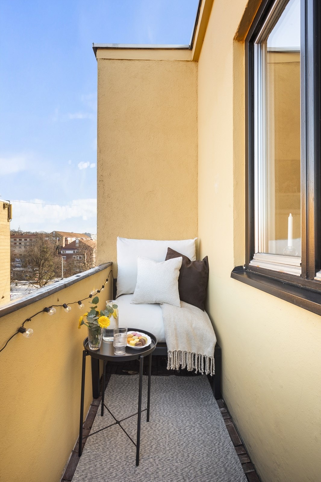 Fra stuen er det utgang til en koselig nordøstvendt balkong med flott utsikt mot bebyggelsen og hoppbakken i Holmenkollen. Balkongen er ca. 3 kvm og har plass til terrassemøbler. Galleribilde