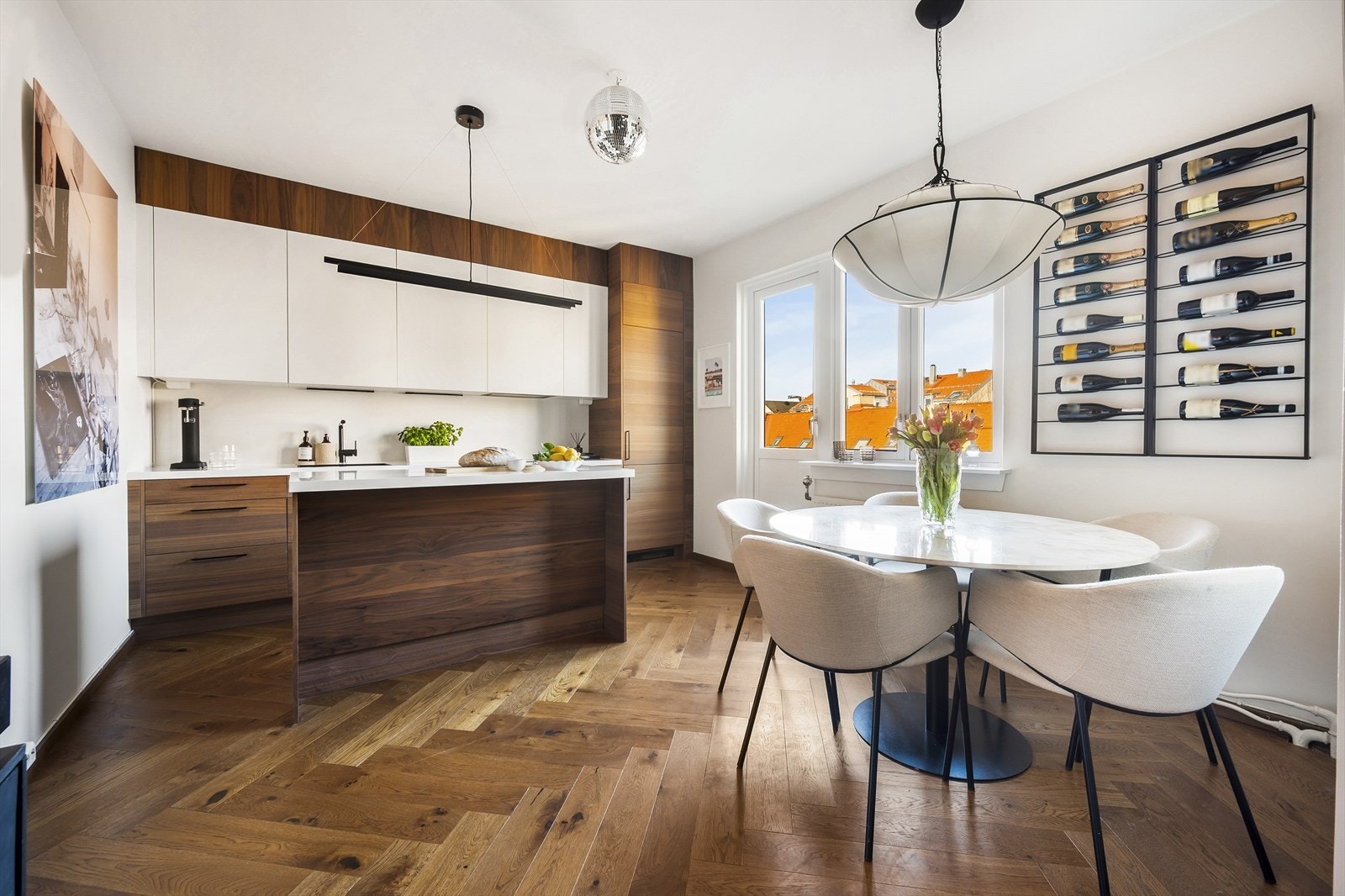 Stuen er i åpen løsning med kjøkkenet - noe som skaper en sosial planløsning - perfekt for når man har venner over til middag. Galleribilde