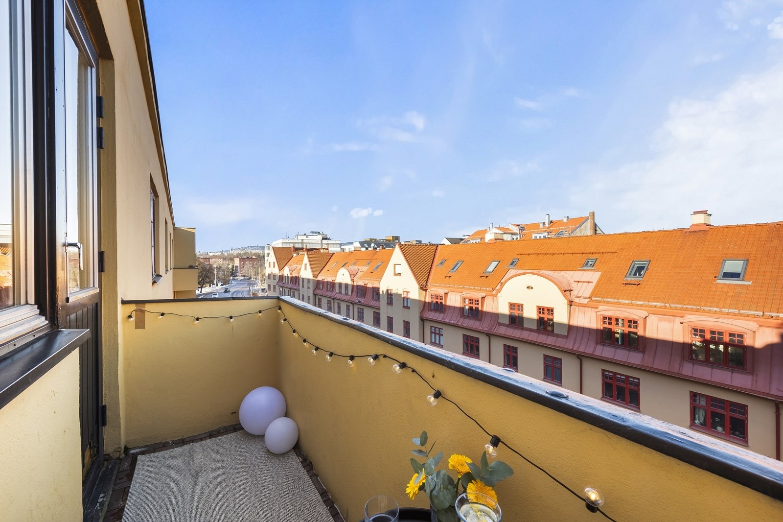 På sommeren kan du nyte morgen og kveldssol, samt vakre solnedganger! Galleribilde