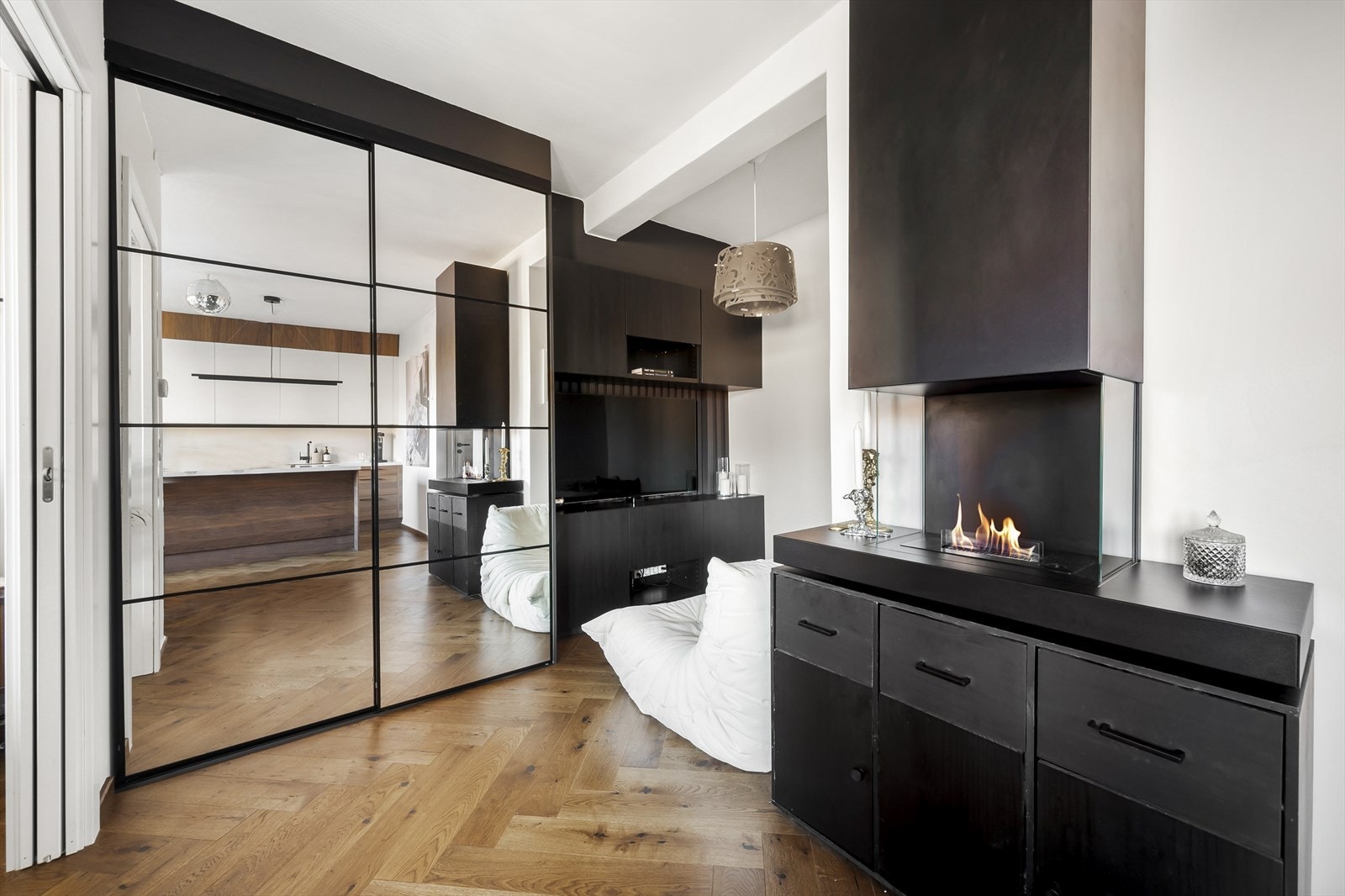 Deilig Tenderflame-ildsted i stuen avgir både varme og en hyggelig stemning i vinterhalvåret. Varmtvann og fyring er inkludert i felleskostnadene. Galleribilde