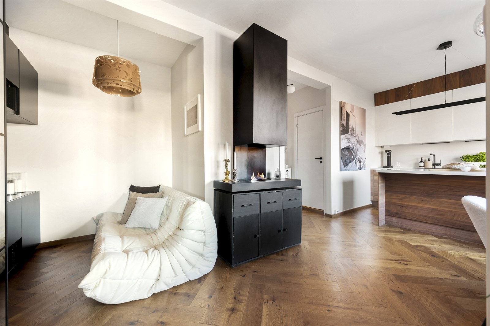 Rommet har fin utforming som gjør det mulig å innrede med en sofakrok innerst i rommet. Galleribilde