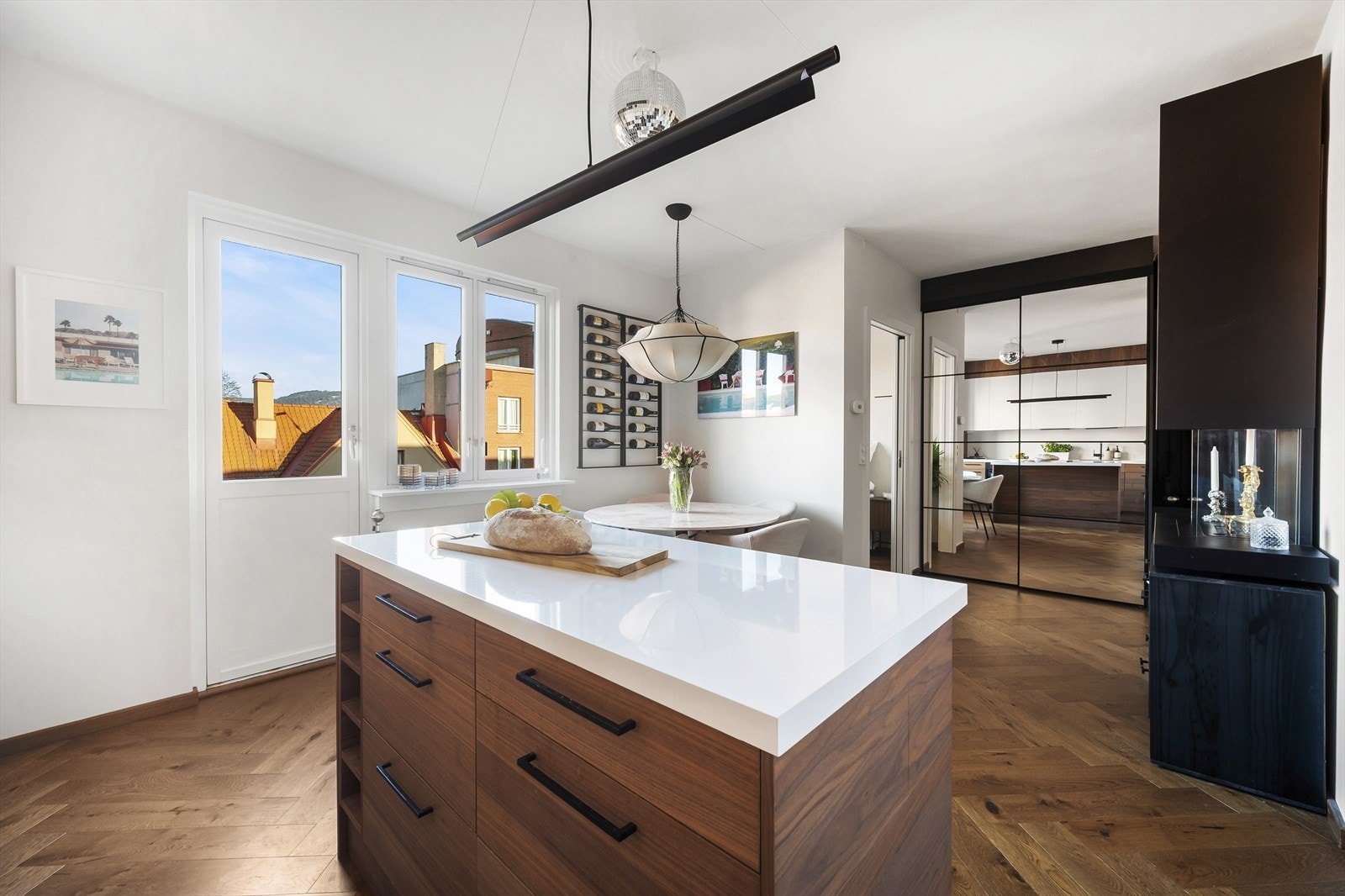 Leiligheten preges av tiltalende fargevalg, og har pene overflater med blant annet en lekker fiskebensparkett. Galleribilde