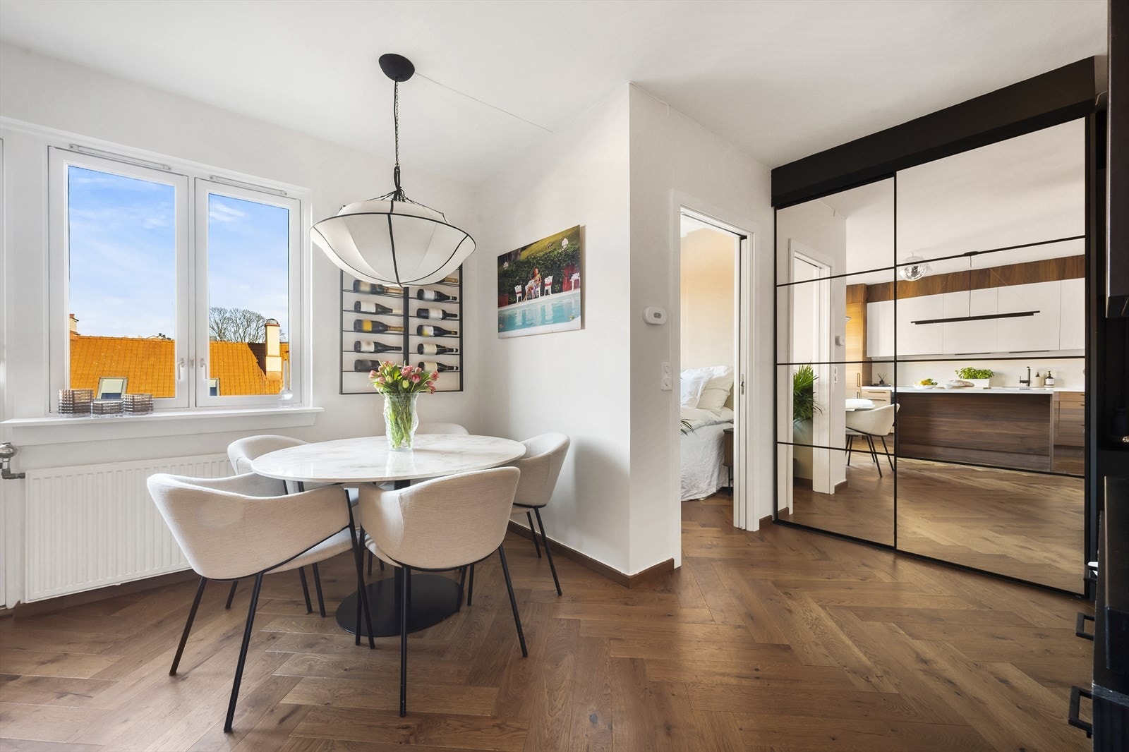 Leiligheten byr på gode oppbevaringsmuligheter i skyvedørsgarderobe ved soverommet, samt i entréen. I tillegg disponerer leiligheten en kjellerbod. Galleribilde