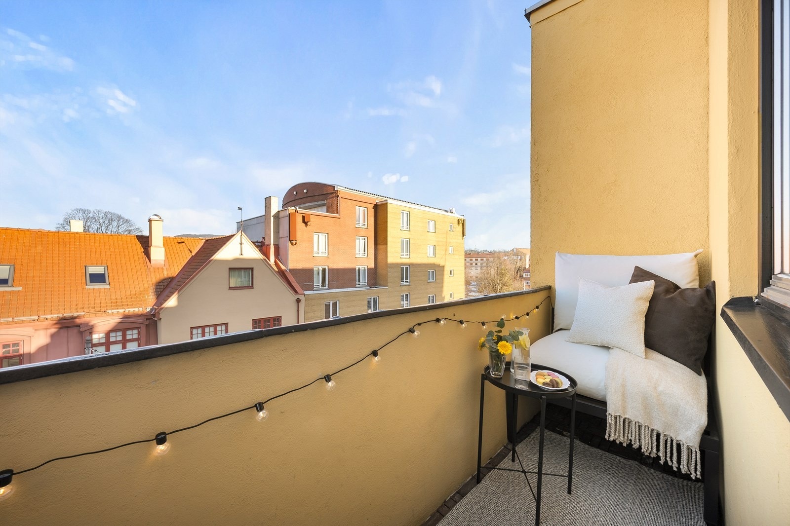 På sommeren kan du nyte morgen og kveldssol, samt vakre solnedganger! Galleribilde