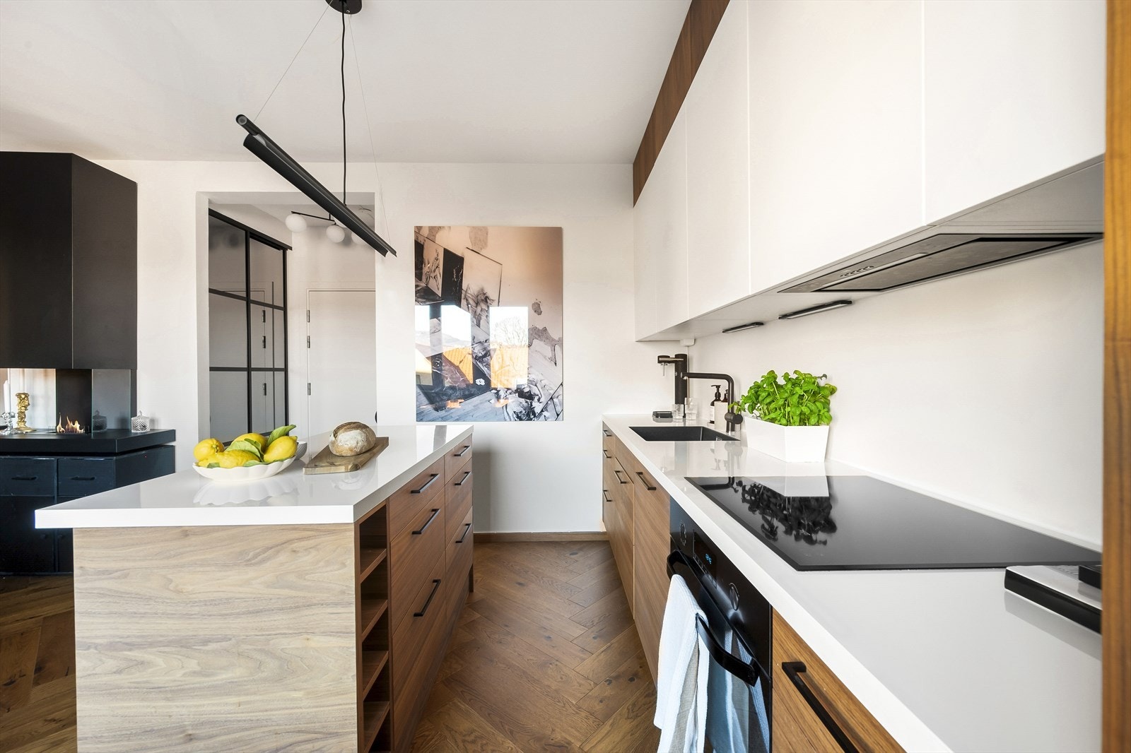 Hele leiligheten ble pusset opp i 2022/23, og er nydelig innredet med smakfulle og eksklusive material- og fargevalg. Galleribilde