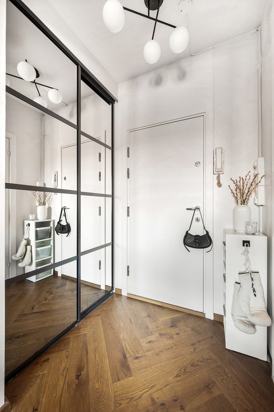 Innbydende entré med god plass til å henge fra seg yttertøy i stor skyvedørsgarderobe. Galleribilde