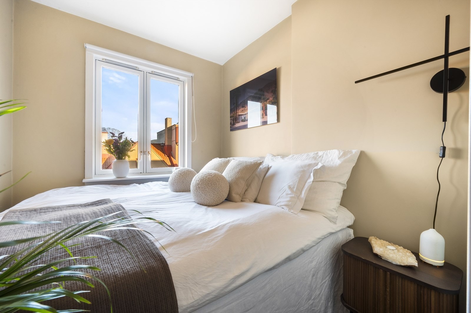 Leiligheten har et lunt soverom med plass til dobbeltseng og nattbord. Galleribilde