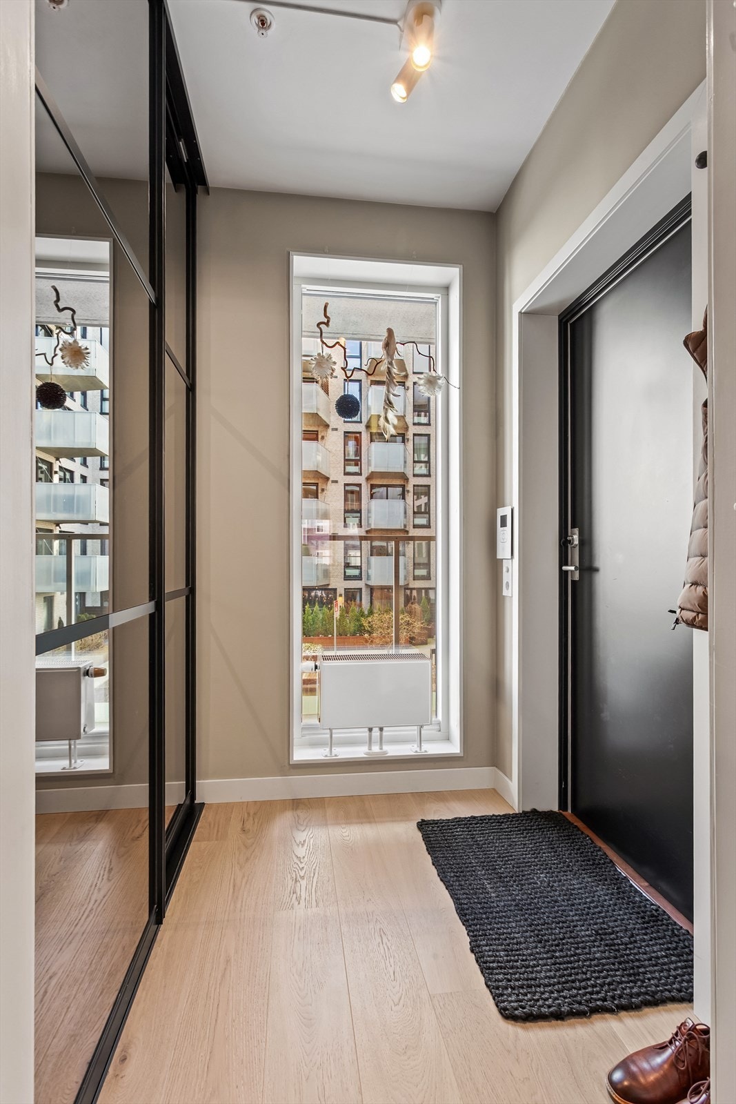 Romslig entré/hall med god plass til å henge fra seg. Stor skyvedørsgarderobe med speilfront fra Drømmekjøkkenet i 2021. Dørcalling Galleribilde