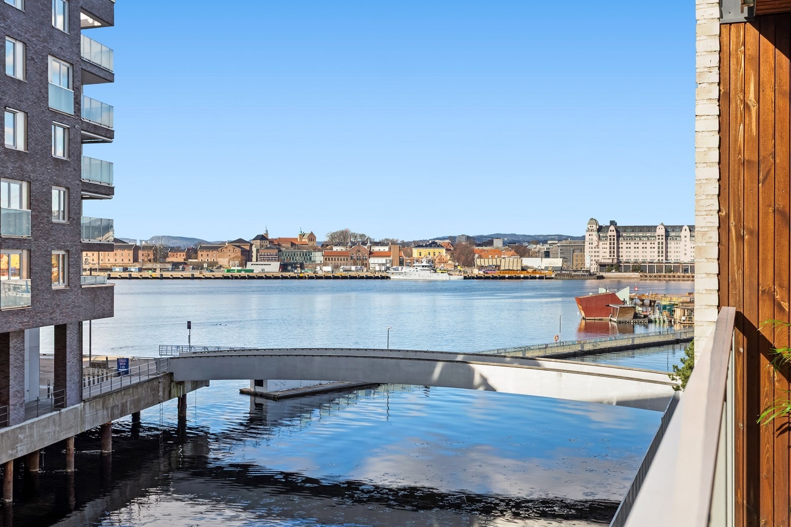 Her kan du nyte magiske solnedganger over fjorden i godt selskap. Balkongen er på hele 9,4 kvm og har sol fra ca. 12:00-22:00 midtsommers Galleribilde