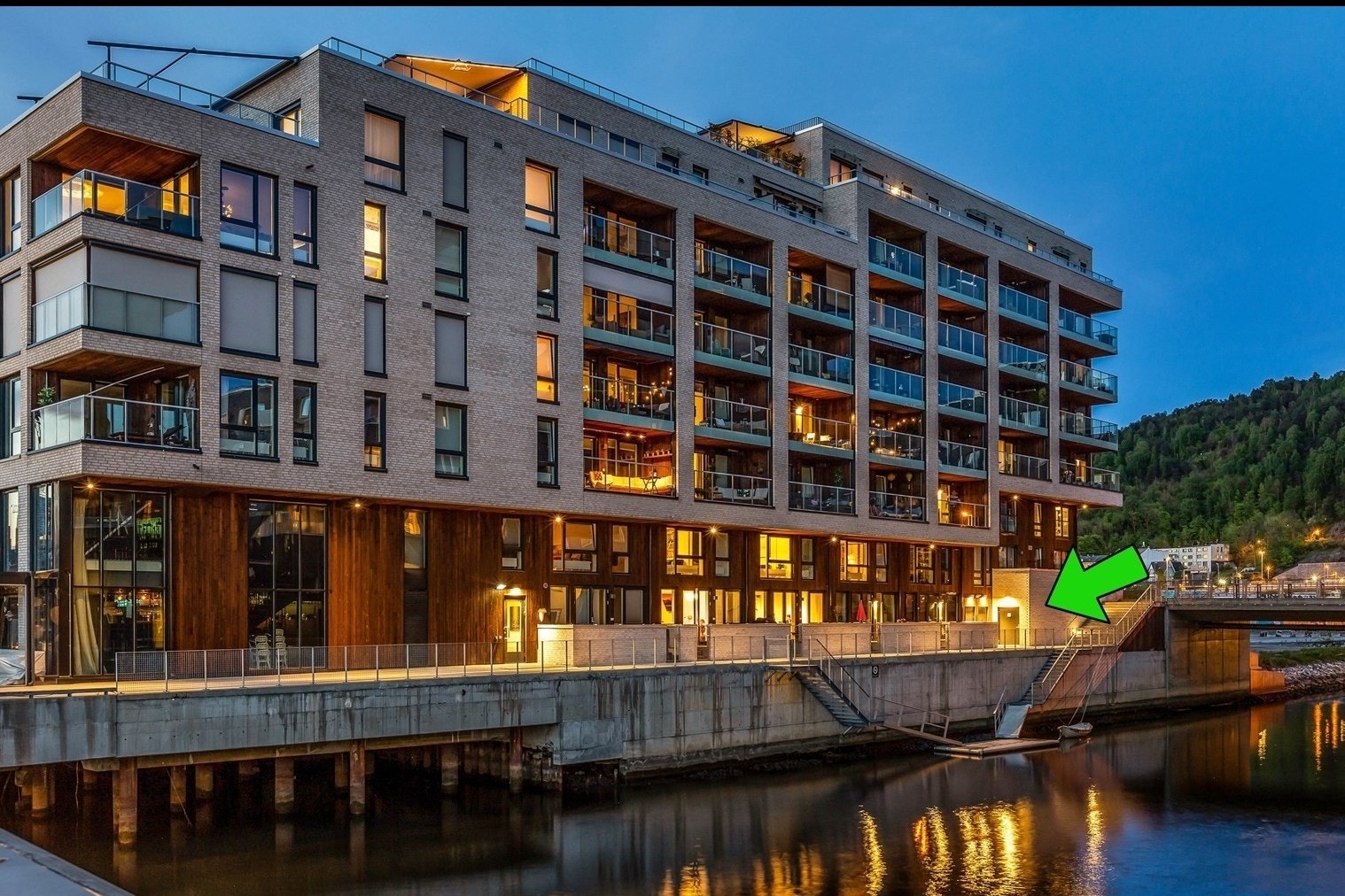 Sameiet har eget kajakkrom for sameiets beboere. Rema 1000 matvareforretning i samme bygg Galleribilde