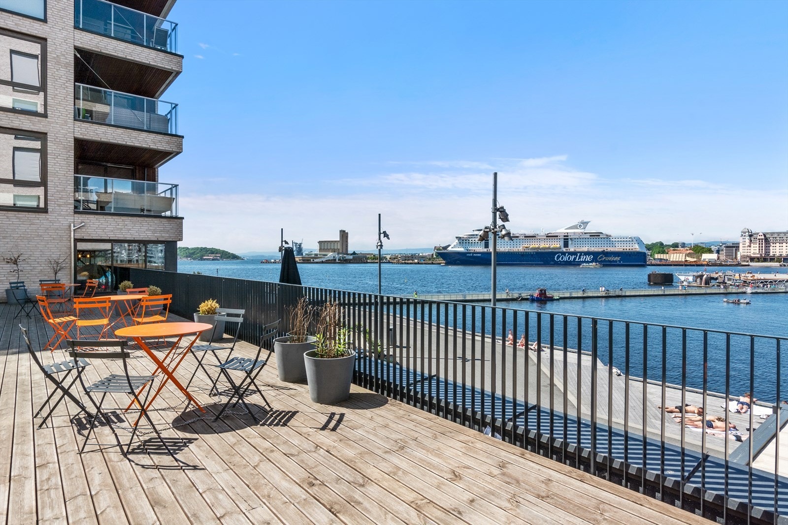 Hyggelig fellesterrasse med fantastisk utsikt Galleribilde