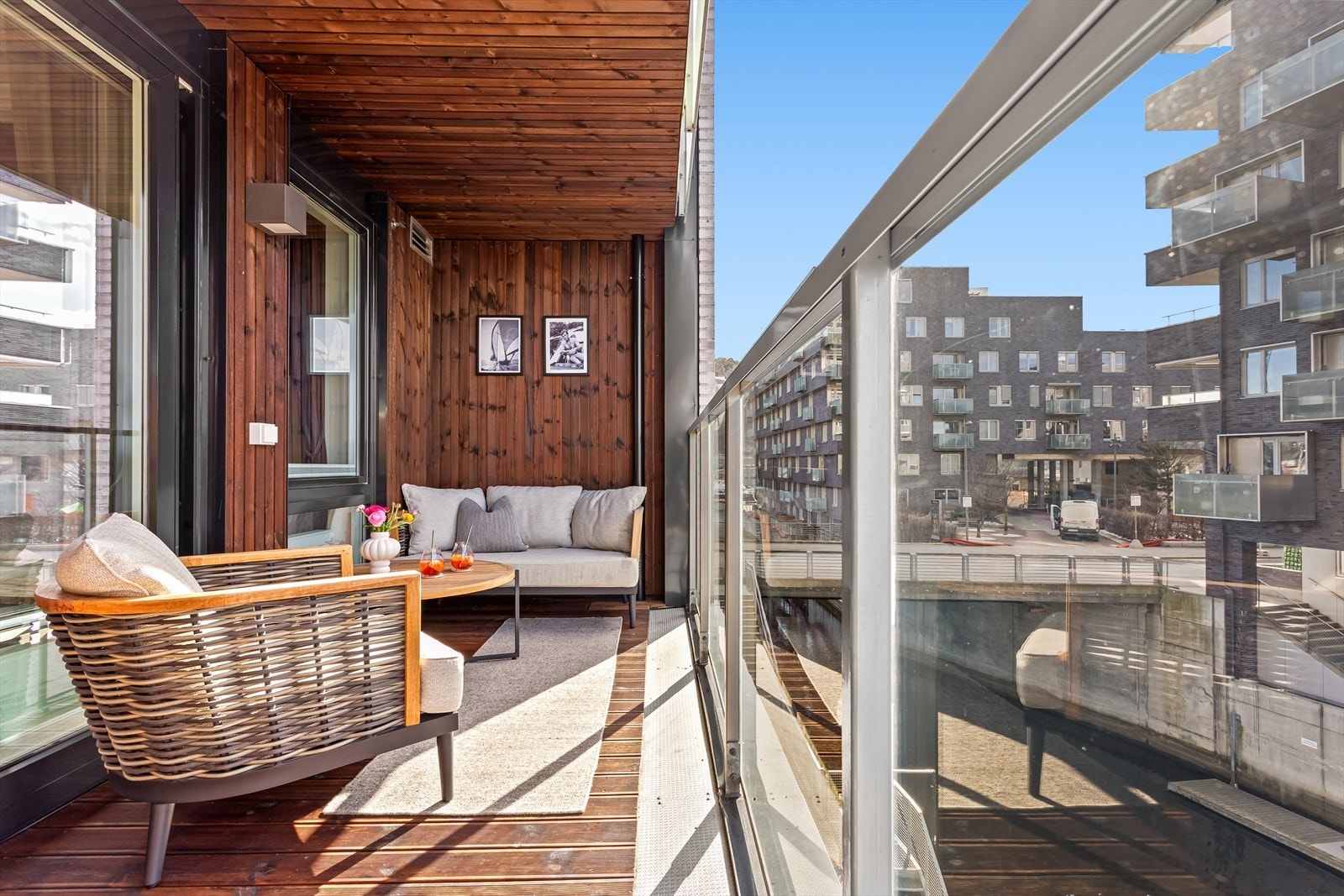 Balkongen er inntrukket og skjermet. Utsikten må oppleves! Galleribilde