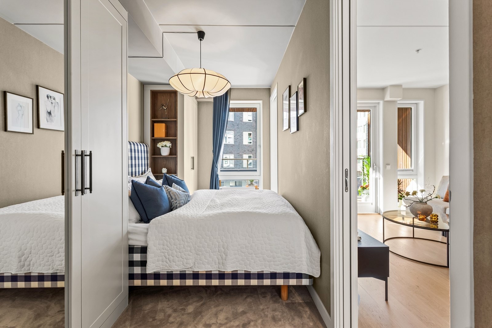 Delikat og innbydende hovedsoverom med flott gulvteppe, eksklusiv tapet og snekkerbygde garderobeskap Galleribilde