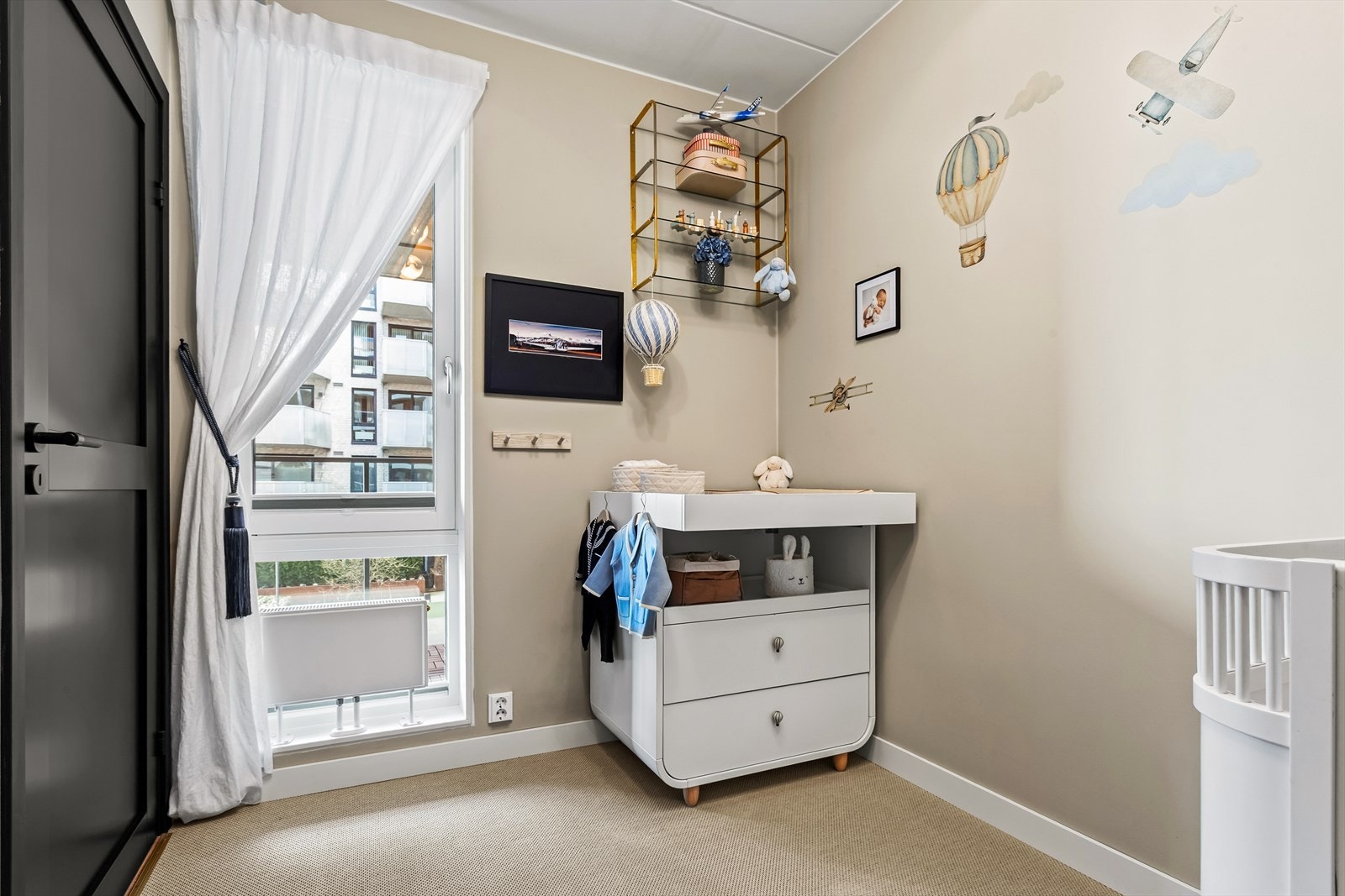 God plass til seng, skap, pult m.m. Galleribilde