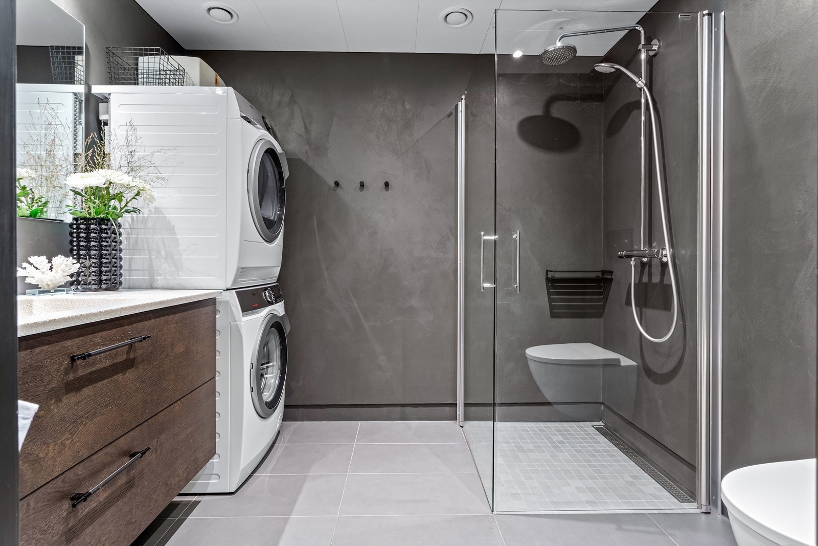 Delikat og innbydende bad som ble modernisert i 2021 med mikrosement og ny innredning Galleribilde