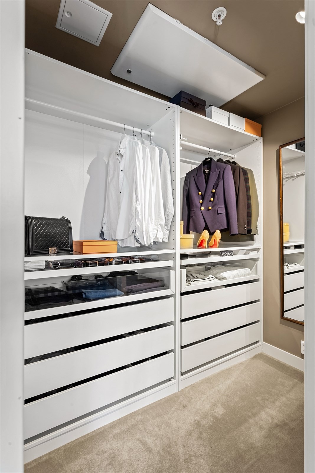 Inngang til walk in closet/bod med gode oppbevaringsmuligheter Galleribilde