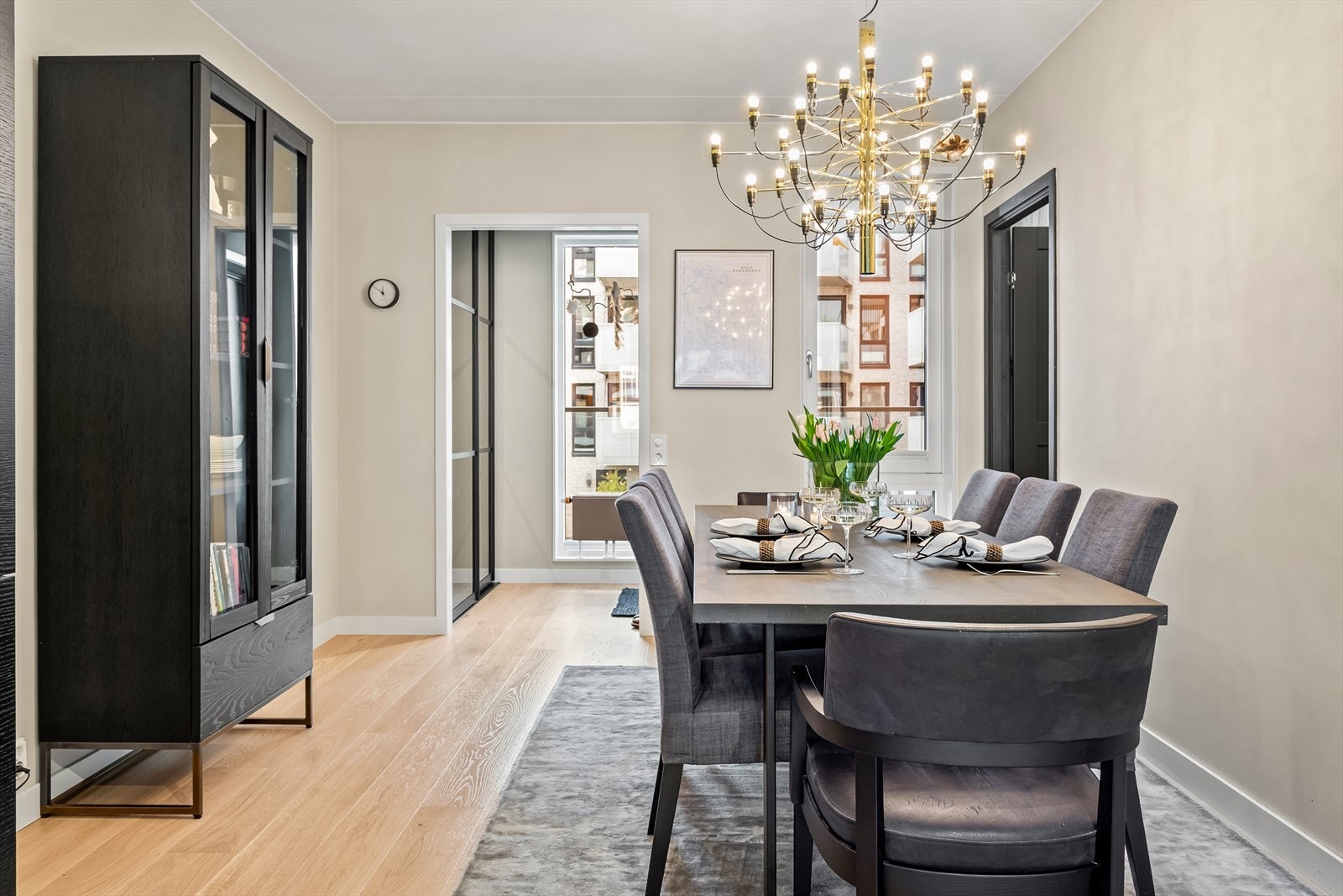 God plass til stort spisebord og mange gjester. Perfekt ved sosiale sammenkomster Galleribilde