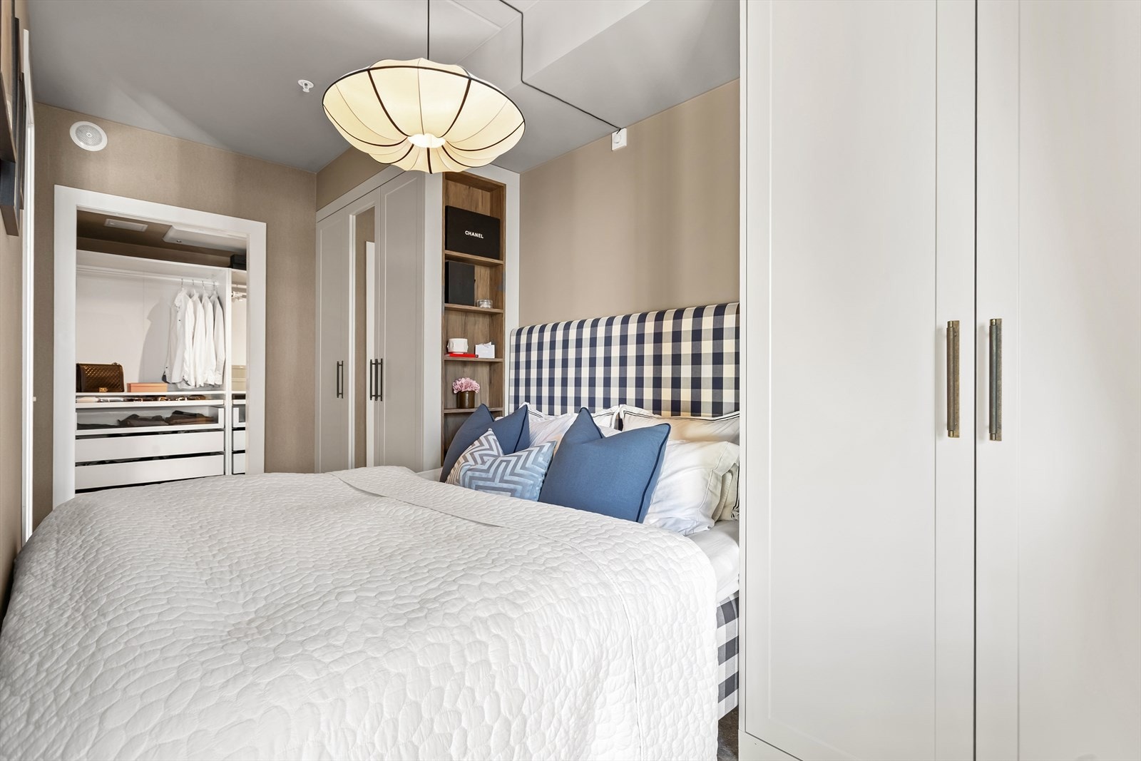 Soverommet har flott veggtapet og en lun og god atmosfære Galleribilde