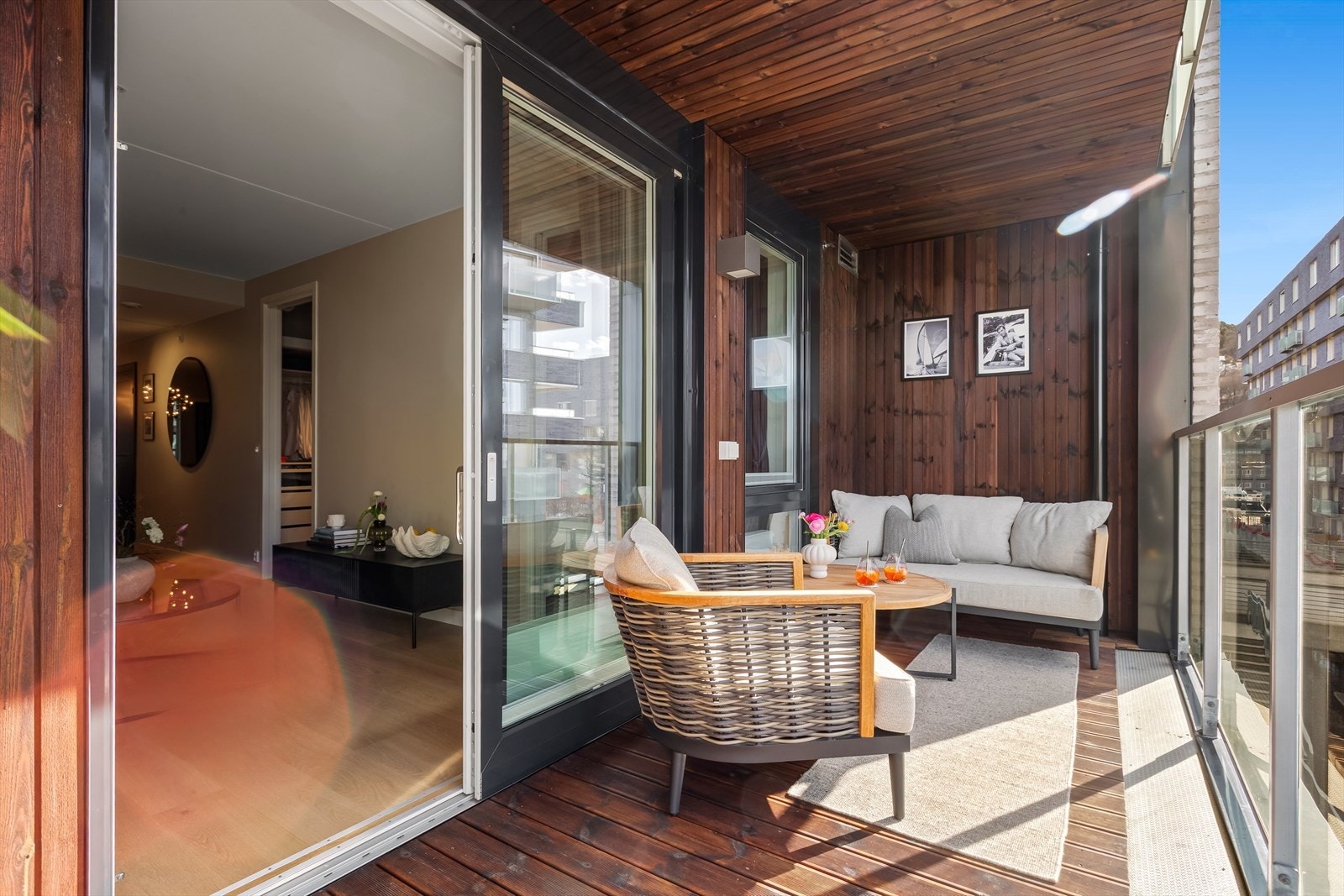 Balkongen er en fin forlengelse av stuen om sommeren. Utebelysning og stikkontakter Galleribilde