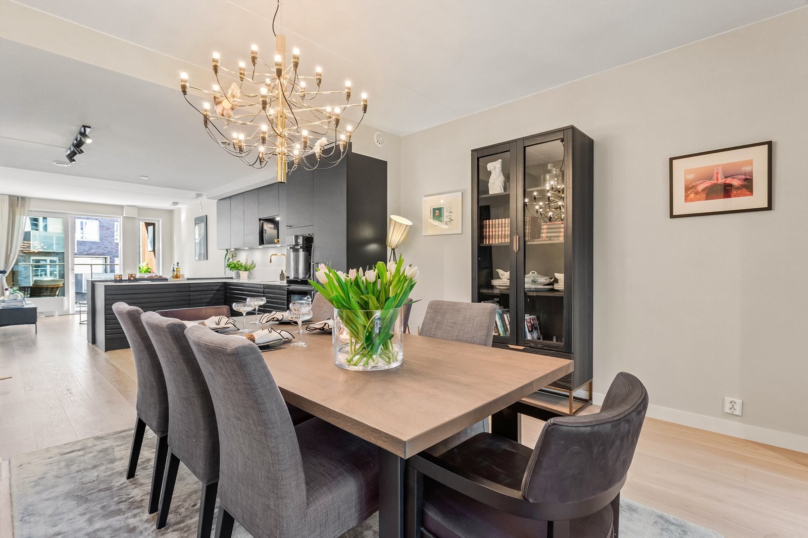 Svært lekker og luftig 3-roms som er omfattende renovert i 2021/2022 med bl.a. nye gulv, nytt kjøken, nye lister, innerdører m.m. Galleribilde