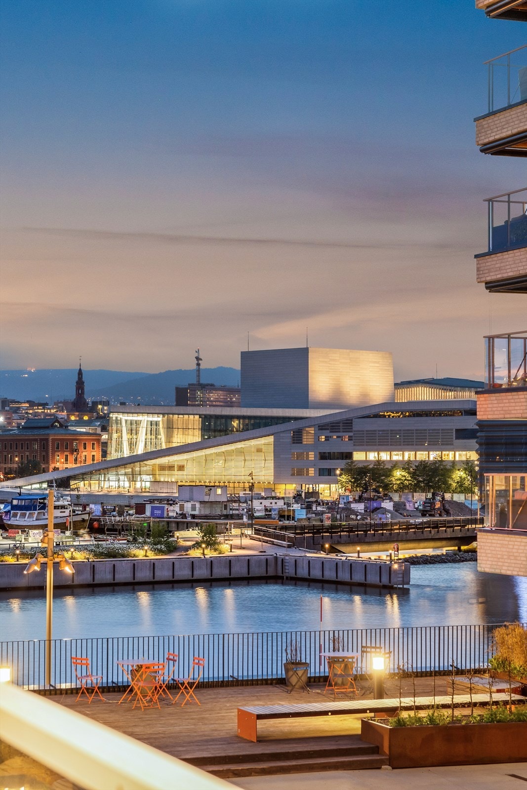 Fin utsikt mot Operaen, Holmenkollen, Havnelageret og nye Munch Museet Galleribilde