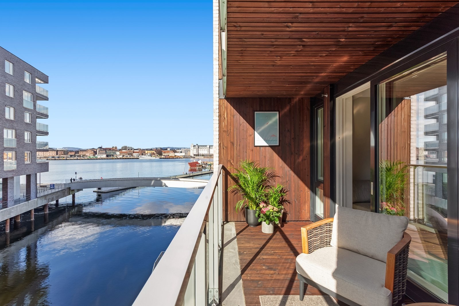 Herlig balkong på 9 kvm med sol fra tidlig til sent om sommeren. God plass til møblement, grill, lounge og folk Galleribilde