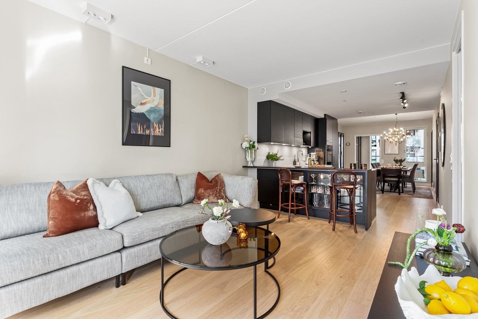 God plass til stor sofa m.m. i stuen Galleribilde