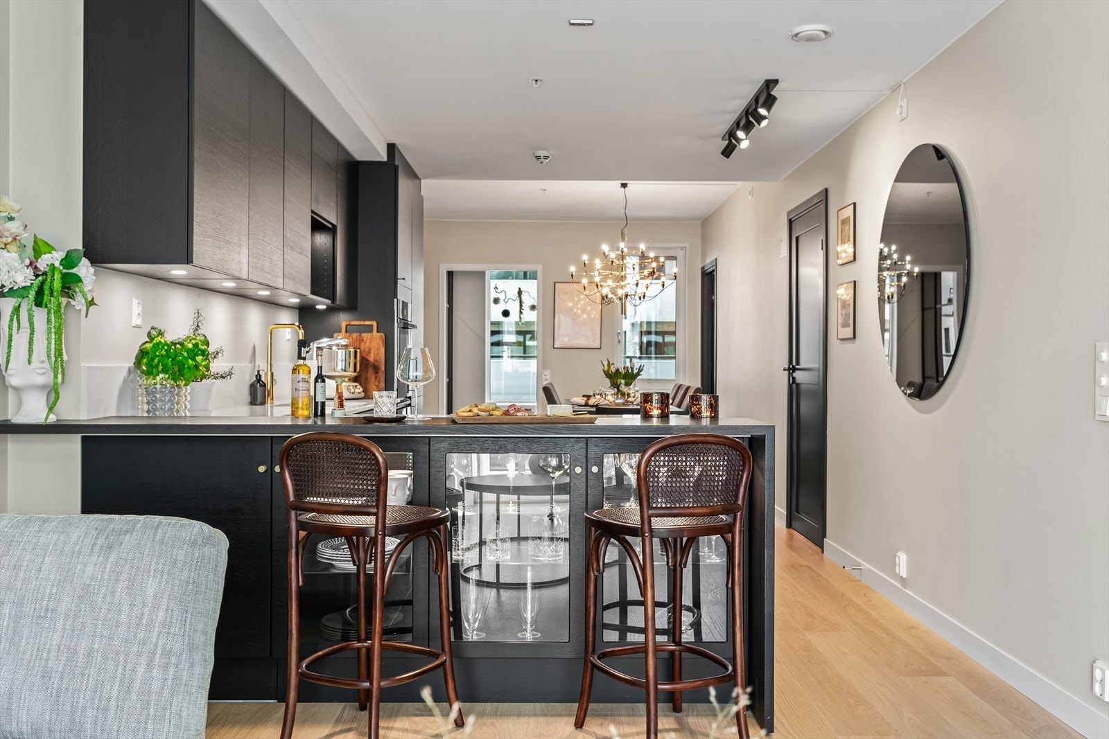 Praktisk øyløsning mot stuen med heltre plate og mye skapplass Galleribilde