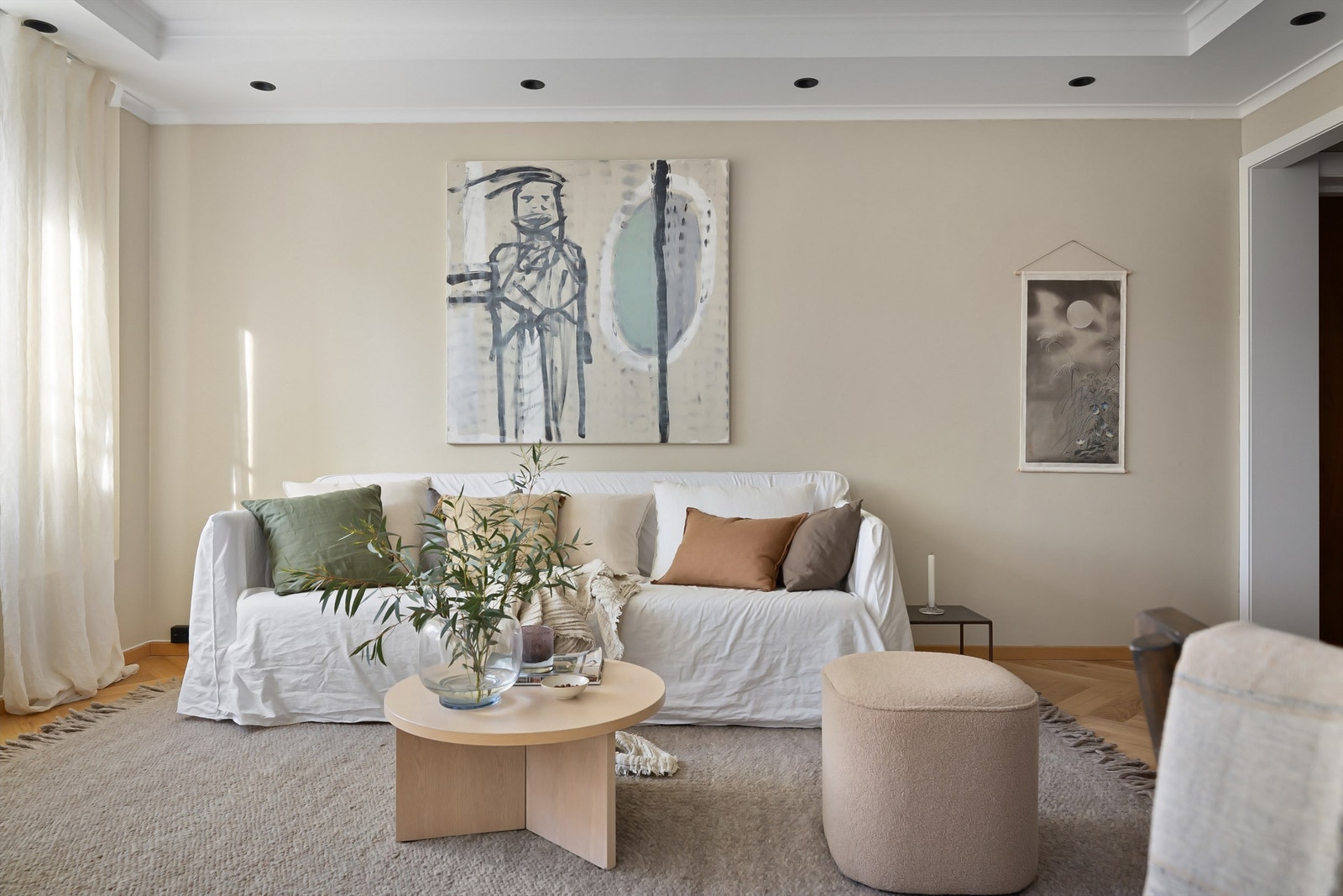 Langs listene i taket er det satt inn downlights, som gir et lunt lys Galleribilde