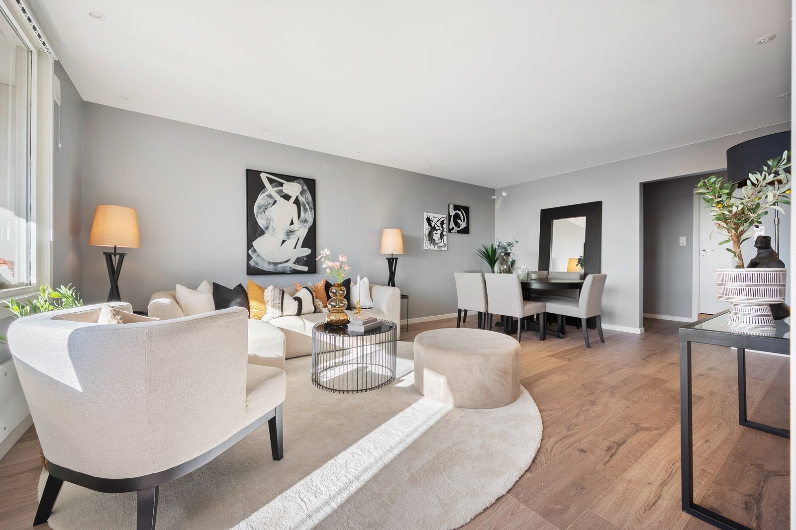 Leiligheten ligger i 4. etasje og inneholder entré, bad, to soverom, kjøkken og stue. Galleribilde