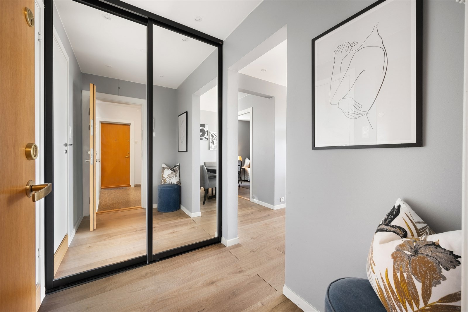 I gangen er det stor skyvedørsgarderobe for oppbevaring av yttertøy. Velkommen inn! Galleribilde