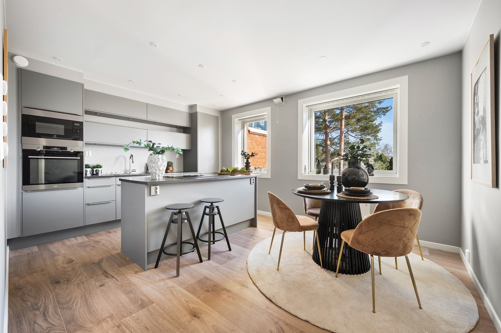 Moderne og strøkent HTH-kjøkken fra 2018 med øy og spiseplass. Galleribilde