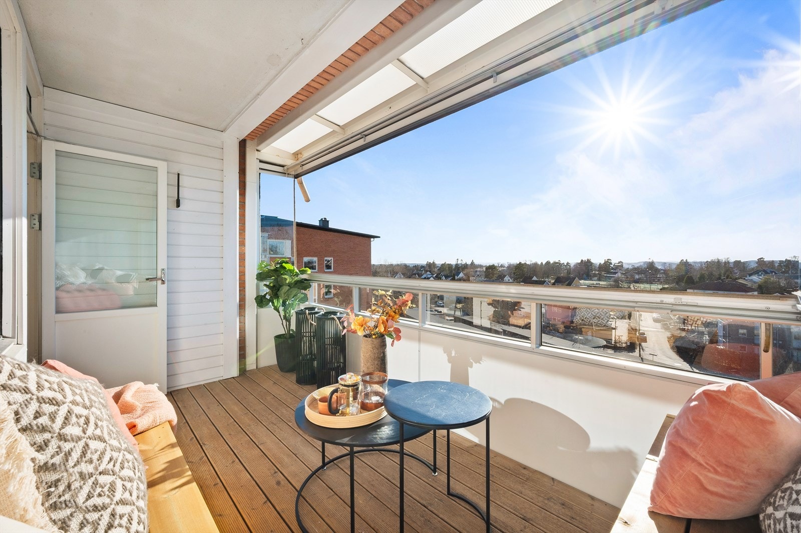Balkongen har svært gode solforhold, og oppleves skjermet og privat. Her er det ingen gjenboere eller sjenerende innsyn. Galleribilde